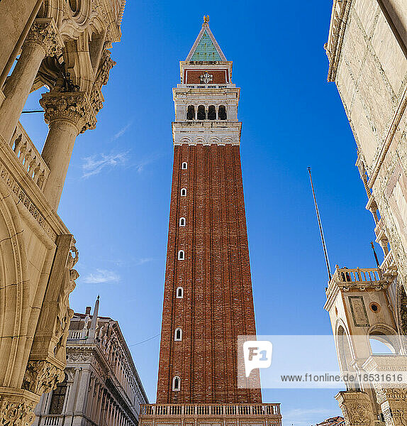 Blick auf den Campanile di San Marco und den Dogenpalast auf dem Markusplatz; Venetien  Venedig  Italien