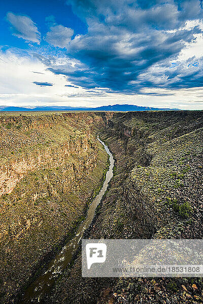 Blick auf den Rio Grande von der Spitze eines Canyons; Taos  New Mexico  Vereinigte Staaten von Amerika
