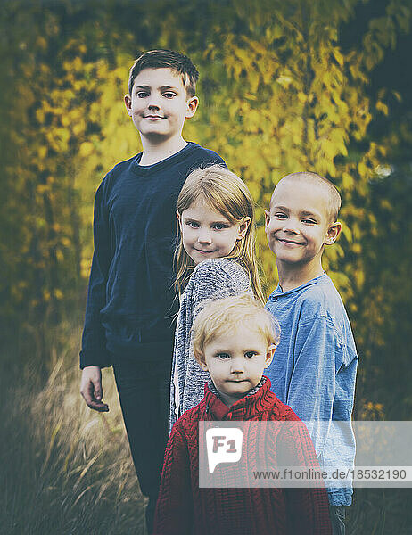 Außenporträt von vier jungen Geschwistern im Herbst; Edmonton  Alberta  Kanada