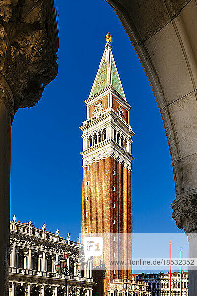 Blick auf den Campanile di San Marco durch einen Torbogen auf der Piazza San Marco in Venetien; Venedig  Italien