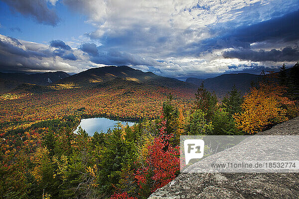 Leuchtende Herbstfarben im Adirondack Park  mit Blick auf den Heart Lake und die Algonquin- und Wright-Gipfel der Adirondack Mountains; New York  Vereinigte Staaten von Amerika