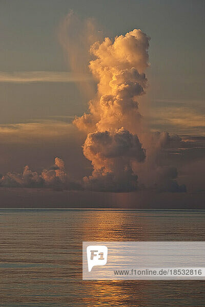Hohe vertikale Wolke bei Sonnenuntergang über dem Meer; Seychellen