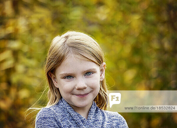 Porträt eines Mädchens mit blauen Augen und blondem Haar im Freien im Herbst; Edmonton  Alberta  Kanada