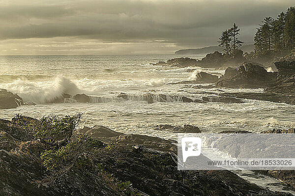 Wilde Wellen brechen an der Küstenlinie von Vancouver Island bei Port Renfrew; Port Renfrew  British Columbia  Kanada