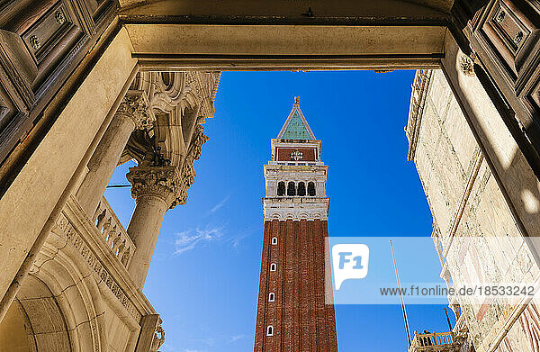 Blick auf den Campanile di San Marco durch einen rechteckigen Torbogen am Dogenpalast auf dem Markusplatz; Venetien  Venedig  Italien