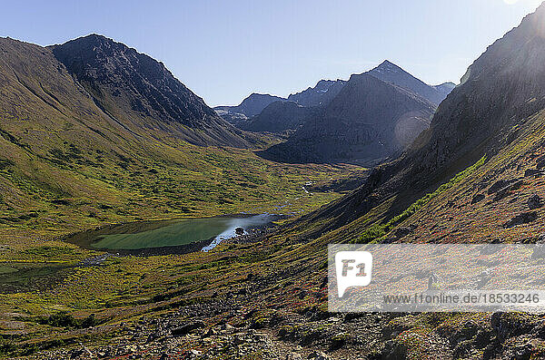 Herbstlicher Blick auf einen von den Chugach Mountains umgebenen Alpensee entlang des Williwaw Lakes Trail im Chugach State Park; Anchorage  Alaska  Vereinigte Staaten von Amerika