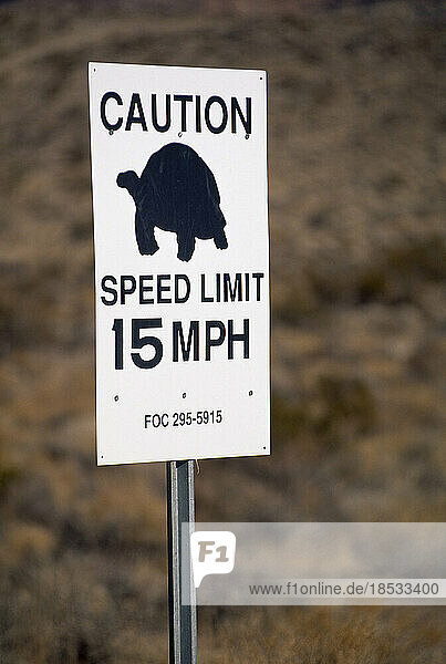 Geschwindigkeitsbegrenzungsschild (15 mph) mit einer Schildkrötensilhouette im Snow Canyon State Park  Utah  USA; Utah  Vereinigte Staaten von Amerika