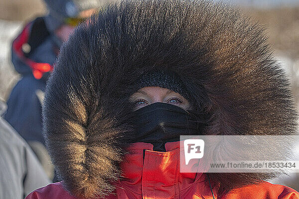 Frau in einem großen Winterparka in extremer Kälte  nur ihre blauen Augen schauen aus der pelzbesetzten Kapuze hervor; Churchill  Manitoba  Kanada