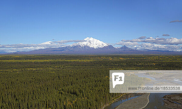 Ein atemberaubender Panoramablick auf die Wrangell Mountain Range und den Mount Sanford; Alaska  Vereinigte Staaten von Amerika