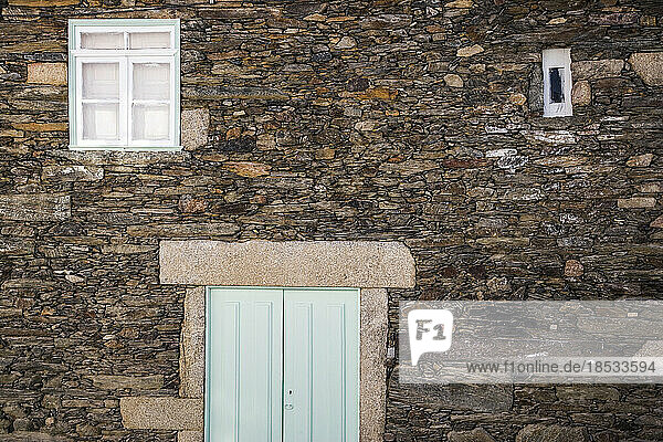 Steinhaus mit einer grünen Tür; Provesende  Douro-Tal  Portugal