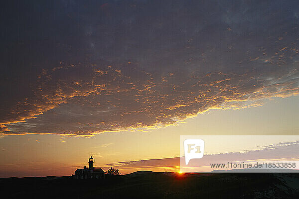 Leuchtturm auf Monomoy Island im Schatten der untergehenden Sonne  Cape Cod  Massachusetts  USA; Cape Cod  Massachusetts  Vereinigte Staaten von Amerika