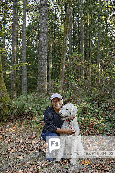 Porträt einer Frau mit ihrem Hund in einem Waldgebiet; Vancouver Island  British Columbia  Kanada