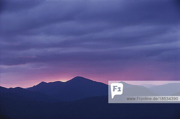 Die untergehende Sonne fällt hinter den Adirondack's Mount Marcy  New York  USA; New York  Vereinigte Staaten von Amerika