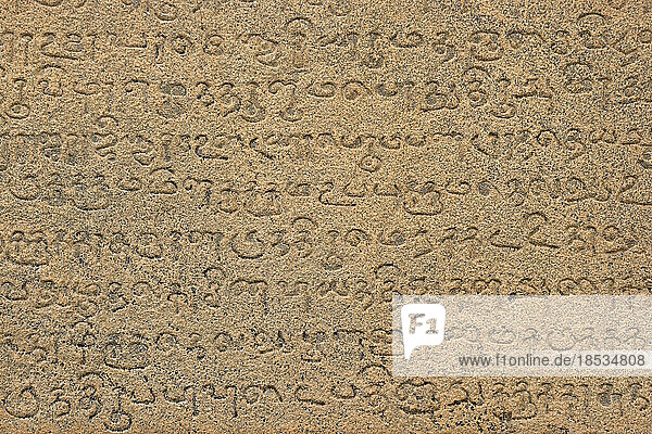 Sanskrit-Schrift auf der Granitwand des Brihadeeshwara-Tempels  Indien; Thanjavur  Indien