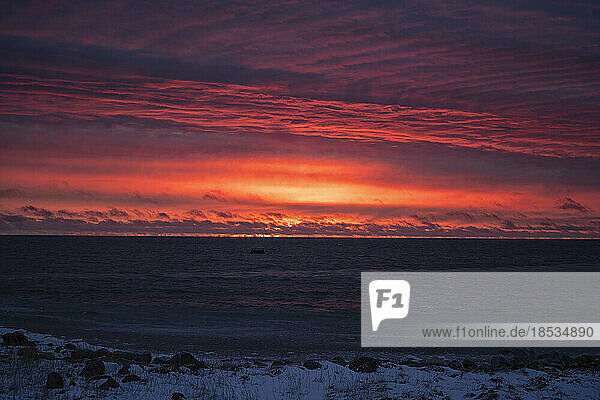 Kräftige Farben leuchten in einem dramatischen Sonnenaufgangshimmel über der Hudson Bay; Churchill  Manitoba  Kanada
