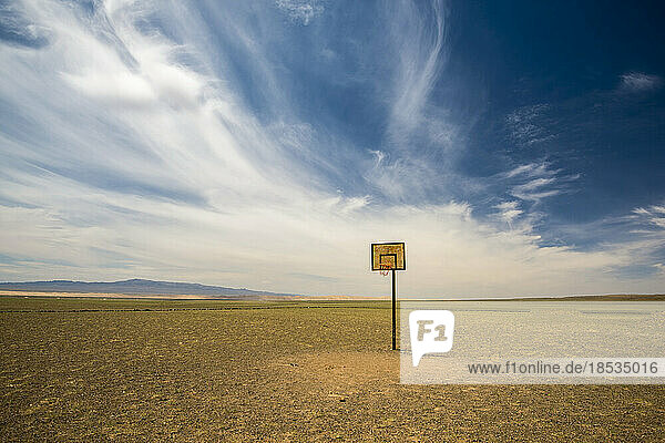 Einsamer Basketballkorb in der Wüste Gobi; Wüste Gobi  Mongolei