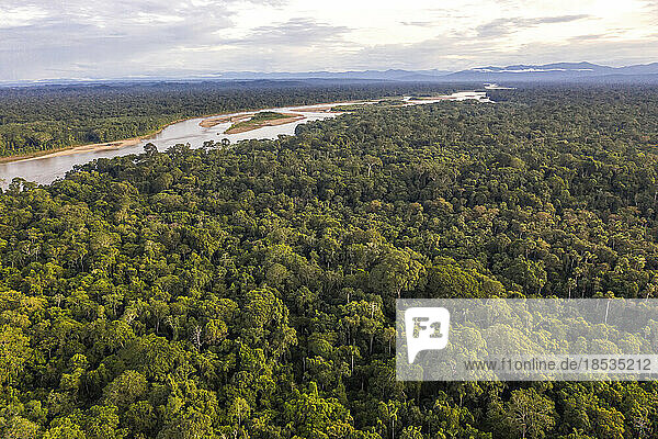 Luftaufnahme der bewaldeten Landschaft des Tambopata-Reservats im Amazonasbecken im Südosten Perus; Puerto Maldonado  Madre de Dios  Peru