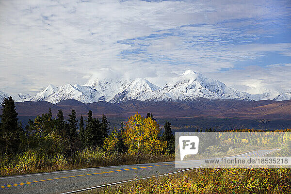 Herbstliche Aussicht auf die schneebedeckten Gipfel von Mt. Hayes  Mt. Hess und Mt. Deborah der Alaska Range und die Herbstfarben entlang des Highways; Alaska  Vereinigte Staaten von Amerika