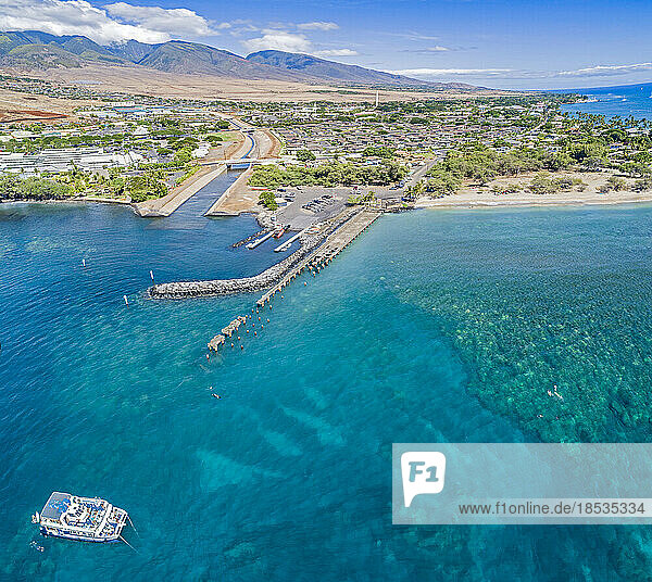 Luftaufnahme der Mala Wharf im Norden der Stadt Lahaina  Maui  Hawaii  USA. Dies ist ein beliebtes Ziel zum Schnorcheln und Tauchen; Lahaina  Hawaii  Vereinigte Staaten von Amerika