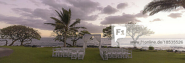 Vorbereitungen für eine Hochzeit im Freien bei Sonnenuntergang an der Küste einer hawaiianischen Insel mit Blick auf den Ozean und den Horizont; Maui  Hawaii  Vereinigte Staaten von Amerika