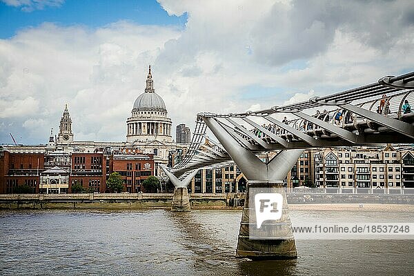 Millennium Bridge and St Paul's Cathedral  Thames  London  England  United Kingdom  Europe