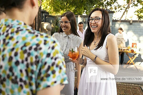 Gruppe von schönen glücklichen Menschen kommunizieren und lächelnd  während Zeit auf weding im Freien Partei. Glück  Liebe  Feier und Freundschaft Konzept