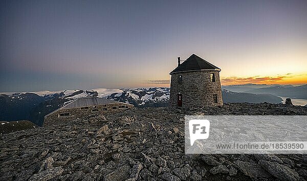 Alte und neue Berghütte Skålatårnet des DNT  am Gipfel des Skåla  bei Sonnenuntergang  Loen  Norwegen  Europa