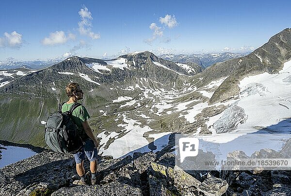 Wanderer beim Aufstieg zum Gipfel des Skåla  Ausblick auf Berge Geitafjellhyrna und Storskredfjellet mit Gletscher  Loen  Norwegen  Europa