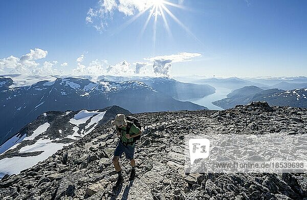Wanderer beim Aufstieg zum Gipfel des Skåla  Ausblick auf Berge und Fjord Faleidfjorden  Loen  Norwegen  Europa