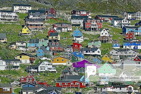 Häuser in verschiedenen Farben an einem Berghang  Qaqortoq  Kommune Kujalleq  Grönland  Dänemark  Nordamerika