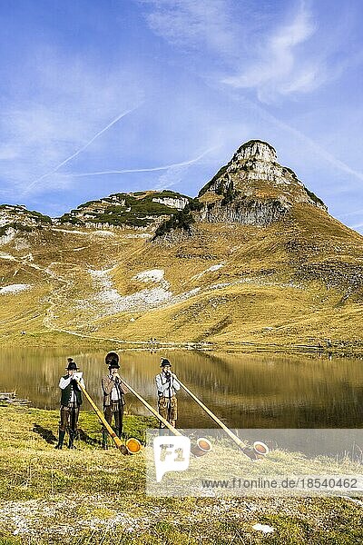 Das österreichische Alphornbläser-Trio Klangholz spielt Alphorn am Augstsee auf dem Berg Loser  Ausseerland  Salzkammergut  Österreich  Europa