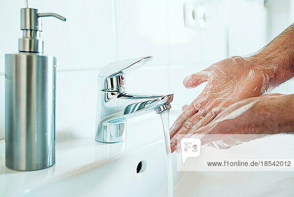 Nahaufnahme einer Person  die sich am Waschbecken im Badezimmer gründlich die Hände mit Seife und heißem Wasser wäscht  Hygienemaßnahme während der Coronavirus-Covid-19-Pandemie zur Verhinderung einer Infektion