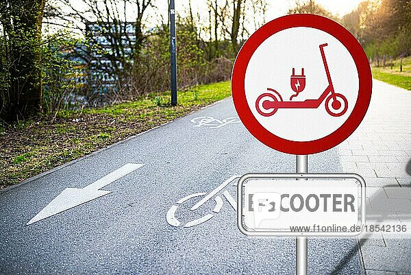E-Scooter-Verbotsschild auf dem Radweg  Verbot von Elektro-Scootern