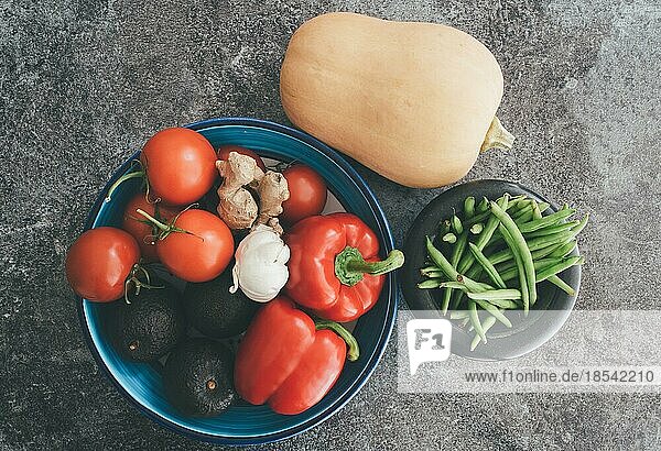 Direkt über der Aufnahme von gesundem Gemüse in Schüsseln auf der Steinküchentheke