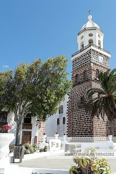 Kirchturm auf der Plaza de la Constitucion in Teguise  Lanzarote an einem sonnigen Tag