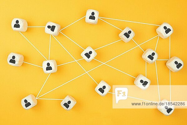 Verbindungen zwischen Menschen  soziales Netzwerk-Konzept mit Holzblöcken auf farbigem Hintergrund