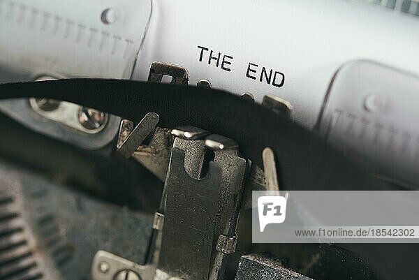 Nahaufnahme der Worte THE END  geschrieben auf einer alten Schreibmaschine