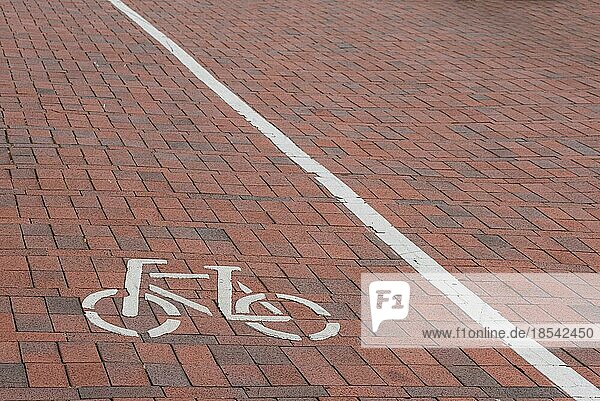 Fahrradspur auf der Straße  Radweg mit Piktogramm