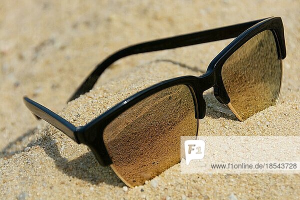 Sonnenbrille liegt im Sand. Modern sunglasses lies in the sand