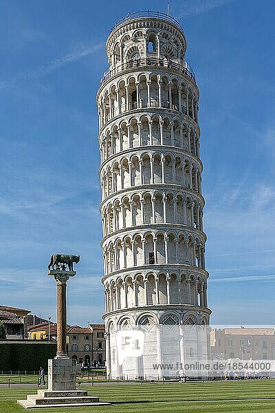 PISA  TOSKANA/ITALIEN - 17. APRIL : Außenansicht des Schiefen Turms von Pisa in der Toskana  Italien  am 17. April 2019. Drei nicht identifizierte Personen  Europa
