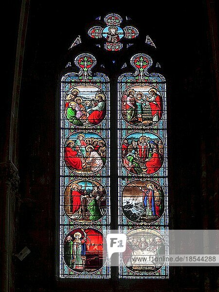 Buntglasfenster in der Basilika St. Seurin in Bordeaux