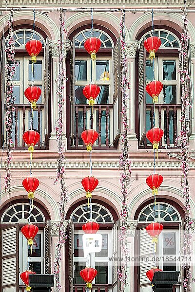 Chinesische Laternen vor einem Gebäude in Singapur