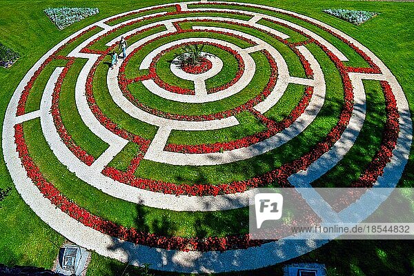 Zwei junge Mädchen erkunden ein Labyrinth in Boulogne