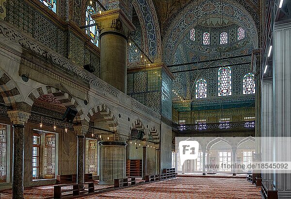 ISTANBUL  TÜRKEI - 26. MAI : Innenansicht der Blaün Moschee in Istanbul  Türkei  am 26. Mai 2018. Zwei nicht identifizierte Personen  Asien
