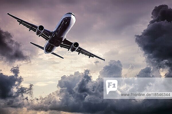 Modernes Verkehrsflugzeug zwischen dramatischen Wolken