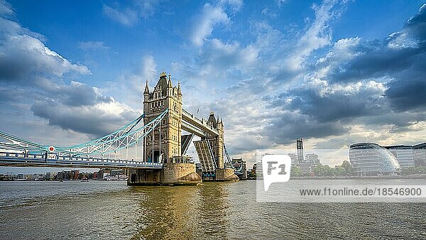 Die offene tower bridge von london vor einem dramatischen himmel