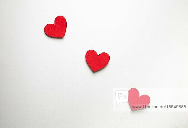 Drei rote Herzen in einer Reihe aus Papier auf weißem Hintergrund geschnitten  Handwerk OrigamiStil von oben. Romantische Valentinstag Liebe Konzept. Drei Herzen in Linie Draufsicht  Papier Kunst Design