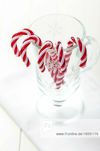 Zuckerstangen im Glas für Weihnachten
