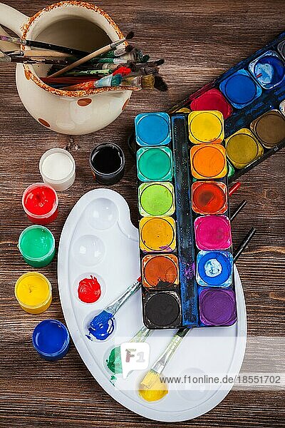 Verschiedene verwendete Pinsel  Farben und Aquarellfarben