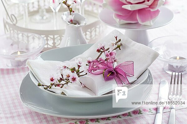 Dekorierter Tisch in Weiß mit kleinen Geschenken für die Gäste